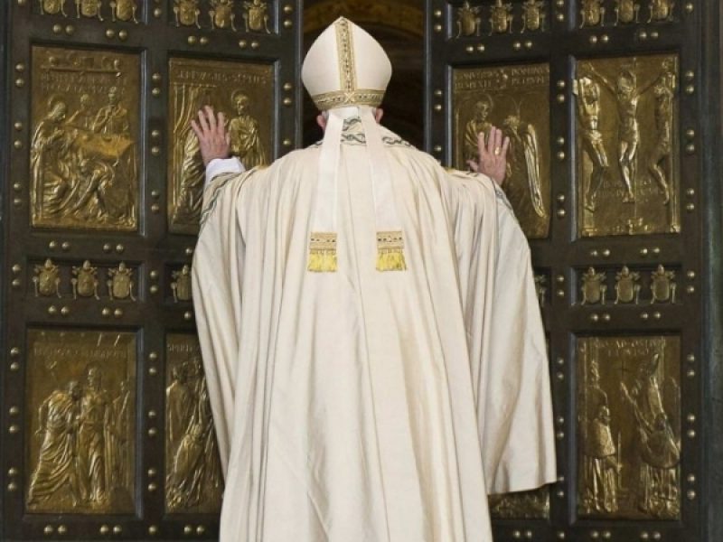 Pope opening the Holy Door.